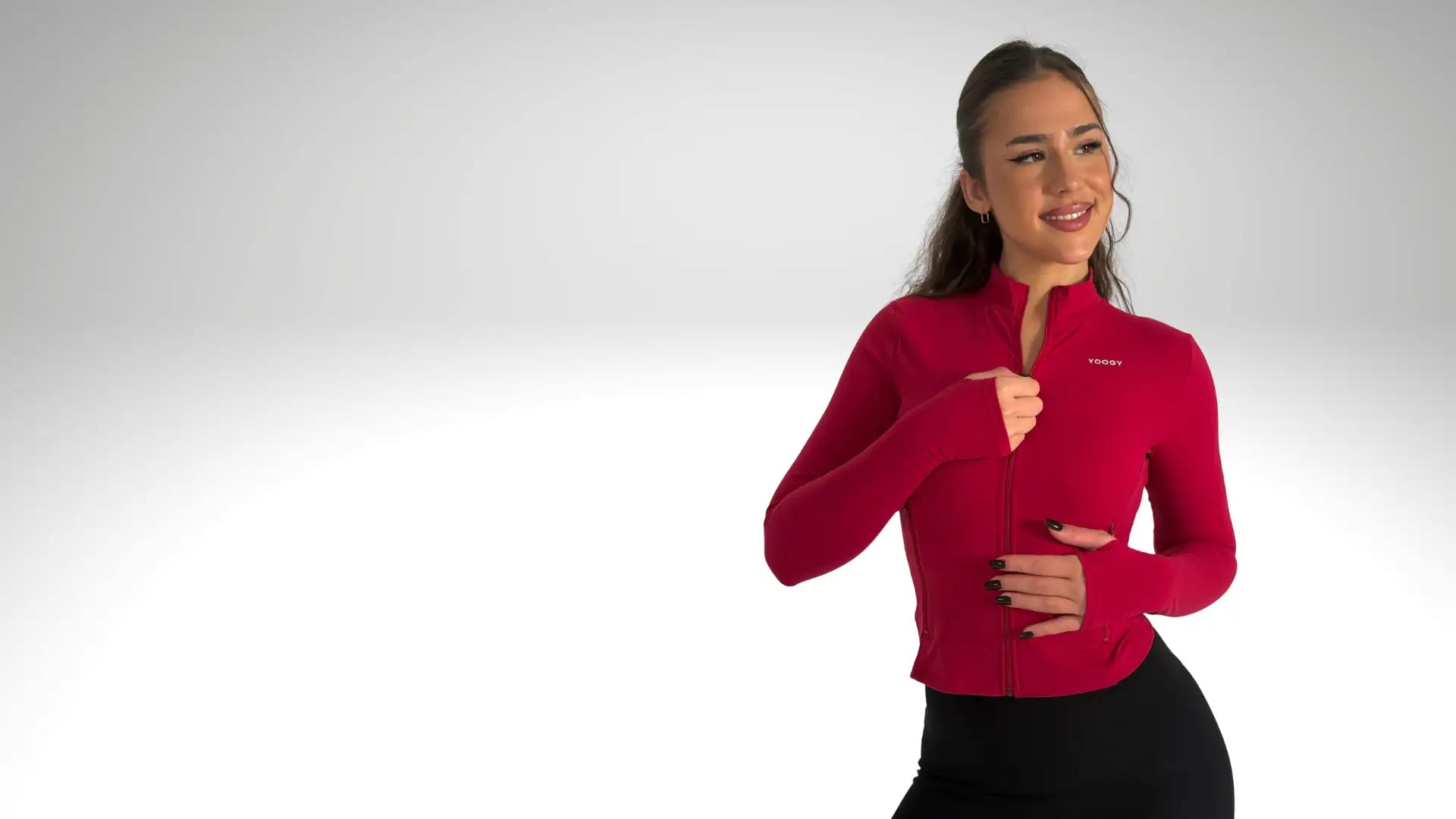 Wibrująca czerwona kurtka z długimi rękawami, zapinana na zamek, o smukłym, przylegającym kroju i subtelnym logo na klatce piersiowej.