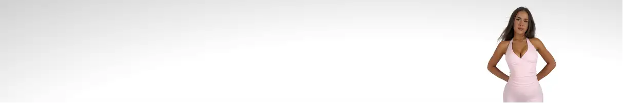 Kobieta ubrana w przylegającą, bezrękawną różową sukienkę z głębokim dekoltem.